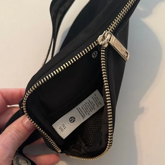 New Without Tags Everywhere Belt Bag 1L Wordmark Black/Gold/White Opal - Picture 4 of 10